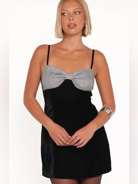 Petal & Pup • NWT Wendelyn Velvet Mini Cocktail Dress PTP 17”-19”